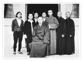 Master Yin Shun and Master Cheng Yen rarely saw each other because they lived quite far apart. In 1969, on his way to a precept-granting ceremony at Haihui Temple in Keelung, the Mentor (center, seated) visited at the Abode of Still Thoughts.
