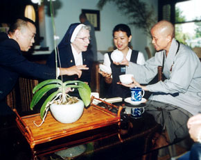 In the Still Thoughts Bookstore at the Tzu Chi University, the Master presents Tzu Chi's environmentally friendly tableware--cup, bowl and chopsticks--to Sister Angela. Sister Angela learned that Tzu Chi people always carry the those with them, and now she carries them with her, too.