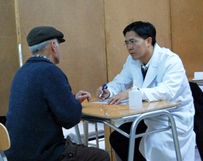 On 2/27/2010, Chile was hit by an earthquake with measuring 8.8 on the Richter scale. Dr. Yang Chuang-long (right) sees a patient in the free clinic hosted by Tzu Chi Foundation. (Photo by Chu,Tse-jen; date: 05/29/2010; location: Biobio, Chile)