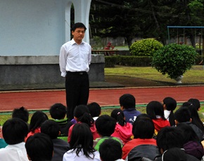 Teacher Hsiao Wen-Chien led the students in prayer and pray for the survivors of the Japan earthquake. (Photo by Ou Cheng-Hsiung; date: 03/30/2011; location: Jiamin Elementary School, Hualien County)