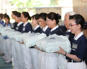 Northeast Australian state of Queensland hit by devastating floods. Tzu Chi hosts the distribution in the city of Ipswich. Yaying Chen (right), CEO Tzu Chi Australia. (Photo by Lin Chi-hao, date: 1/29/2011; location: Redbank Plains State High School, Queensland, Australia)