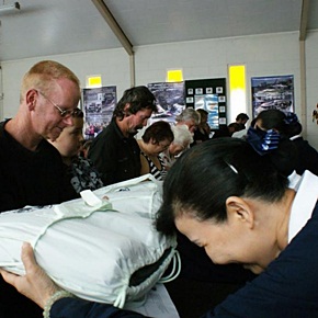 Tzu Chi volunteers present the relief goods with hearts of gratitude, respect and love. (Photo provided by Tzu Chi Foundation; date: 03/26/2011)
