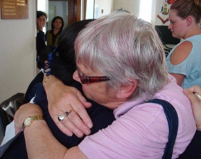 The love and respect which Tzu Chi had shown the lady new hope for her life. She said: “Tomorrow morning I will wake up with a smile.” (Photo provided by Tzu Chi Foundation; date: 03/26/2011)