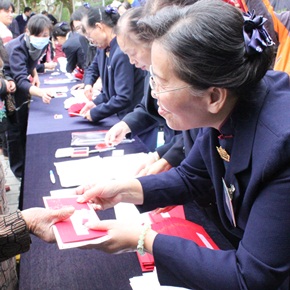 Volunteer gives the New Year gifts to the care recipient warmly.