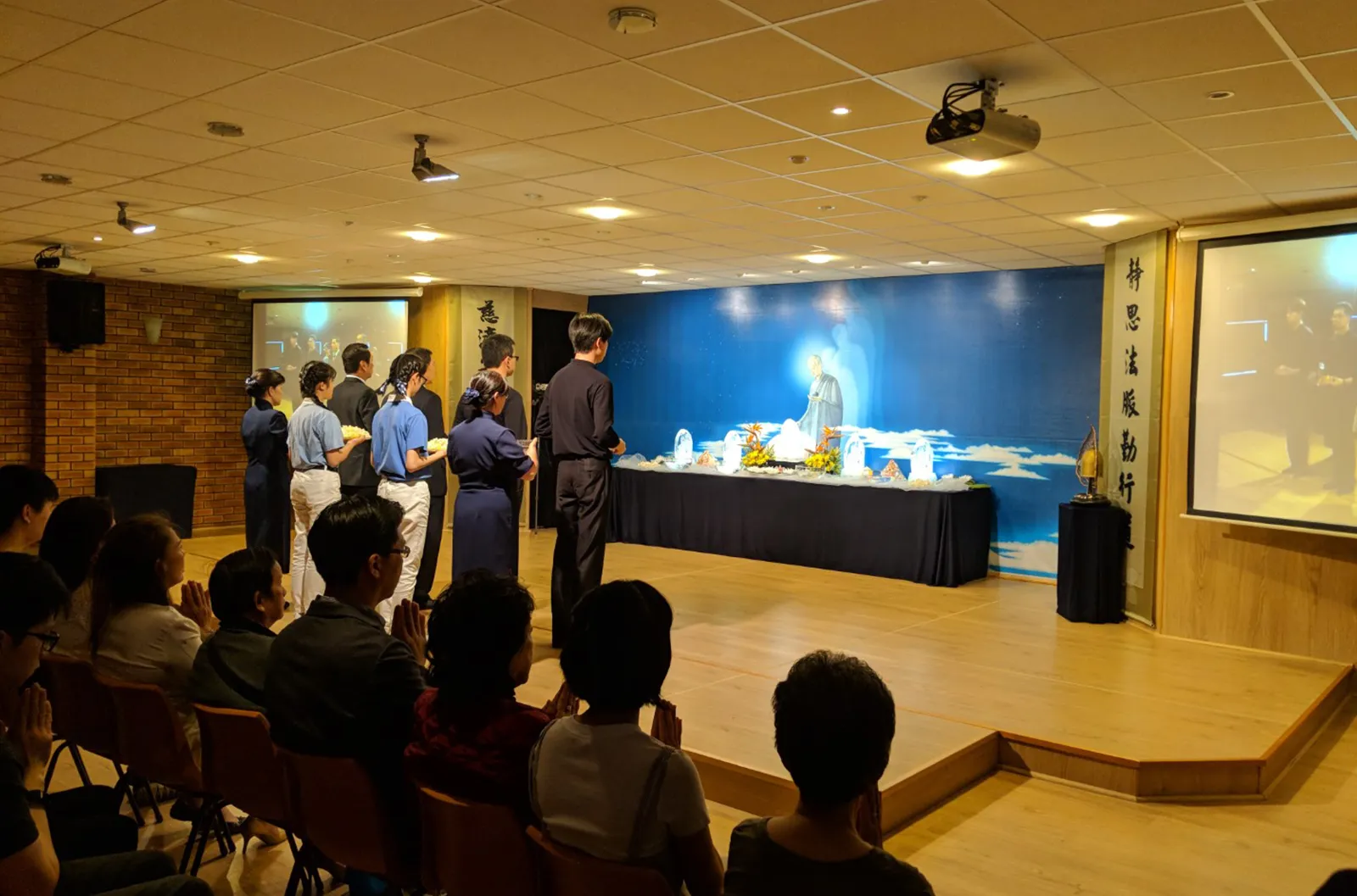 Perth - Buddha Bathing Ceremony - the assembly sincerely bathed the Buddha Buddha Bathing Ceremony - the assembly sincerely bathed the Buddha