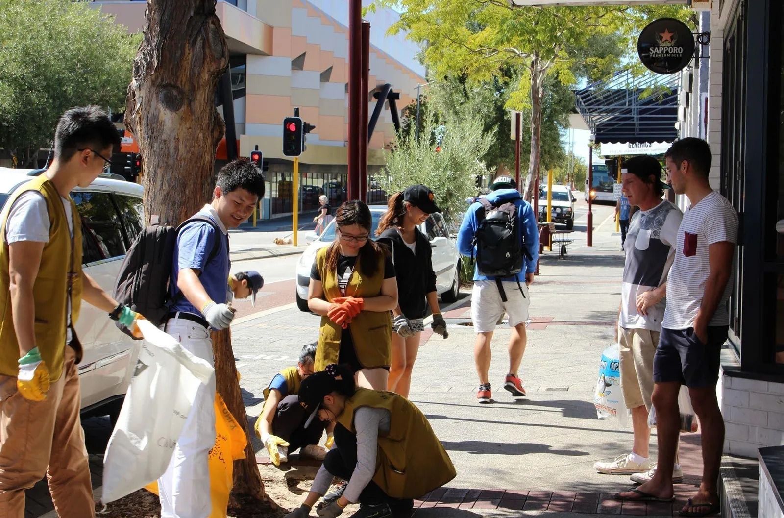 Perth - Clean Up Australia Day - Before the activity, team leaders lovingly reminded everyone and explained important precautions Clean Up Australia Day - Before the activity, team leaders lovingly reminded everyone and explained important precautions
