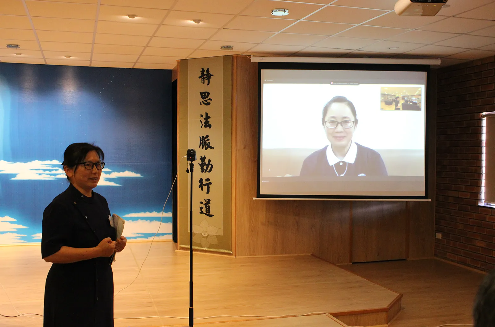 Perth - Community Volunteers - Brother Fang Ren-yang seized the opportunity to ask Da Ai TV news anchor Li Bi-xiu Community Volunteers - Brother Fang Ren-yang seized the opportunity to ask Da Ai TV news anchor Li Bi-xiu