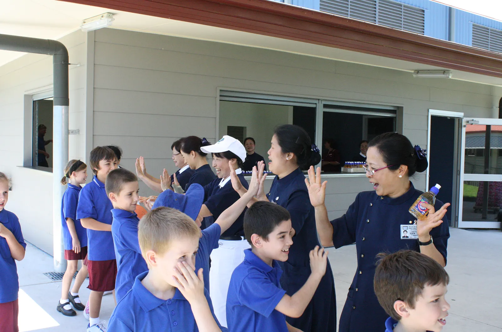 dentalwebsite -Disaster Relief – January 22, 2011 – January 25, 2011 – On the First Day of School After the Disaster, Volunteers Shared Juice with Students (Photo by Peter Lin) Disaster Relief – January 22, 2011 – January 25, 2011 – On the First Day of School After the Disaster, Volunteers Shared Juice with Students (Photo by Peter Lin)