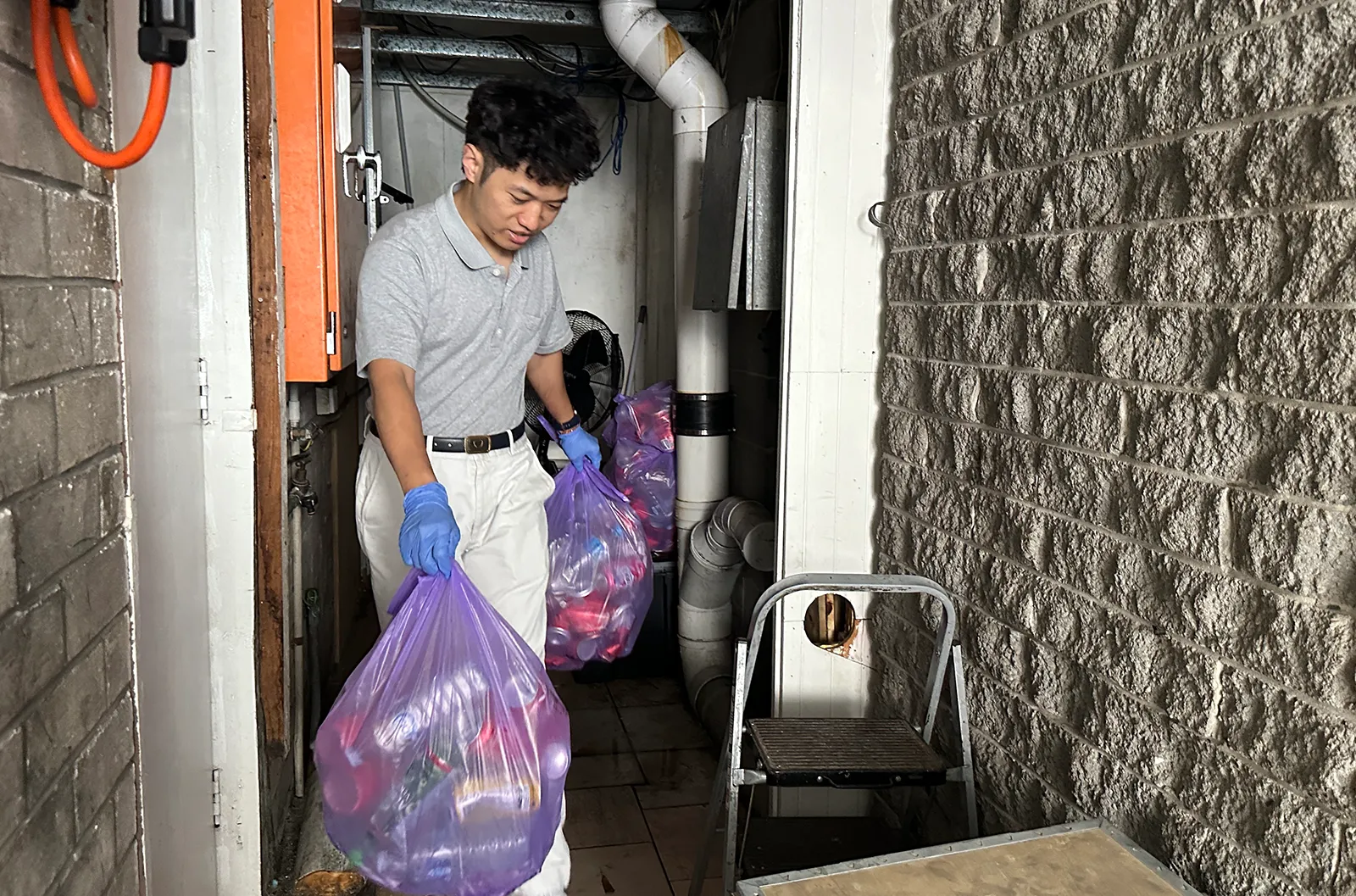 dentalwebsite - Resource Recycling – Volunteers Collecting Recyclables Behind a Restaurant (Photo by Hoomie Hung) Resource Recycling – Volunteers Collecting Recyclables Behind a Restaurant (Photo by Hoomie Hung)
