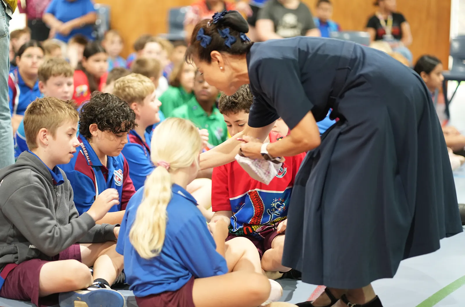 Scholarship Program – Volunteers Connecting with Students Through Tzu Chi Mini Charms (Photo by Jacky Wan)