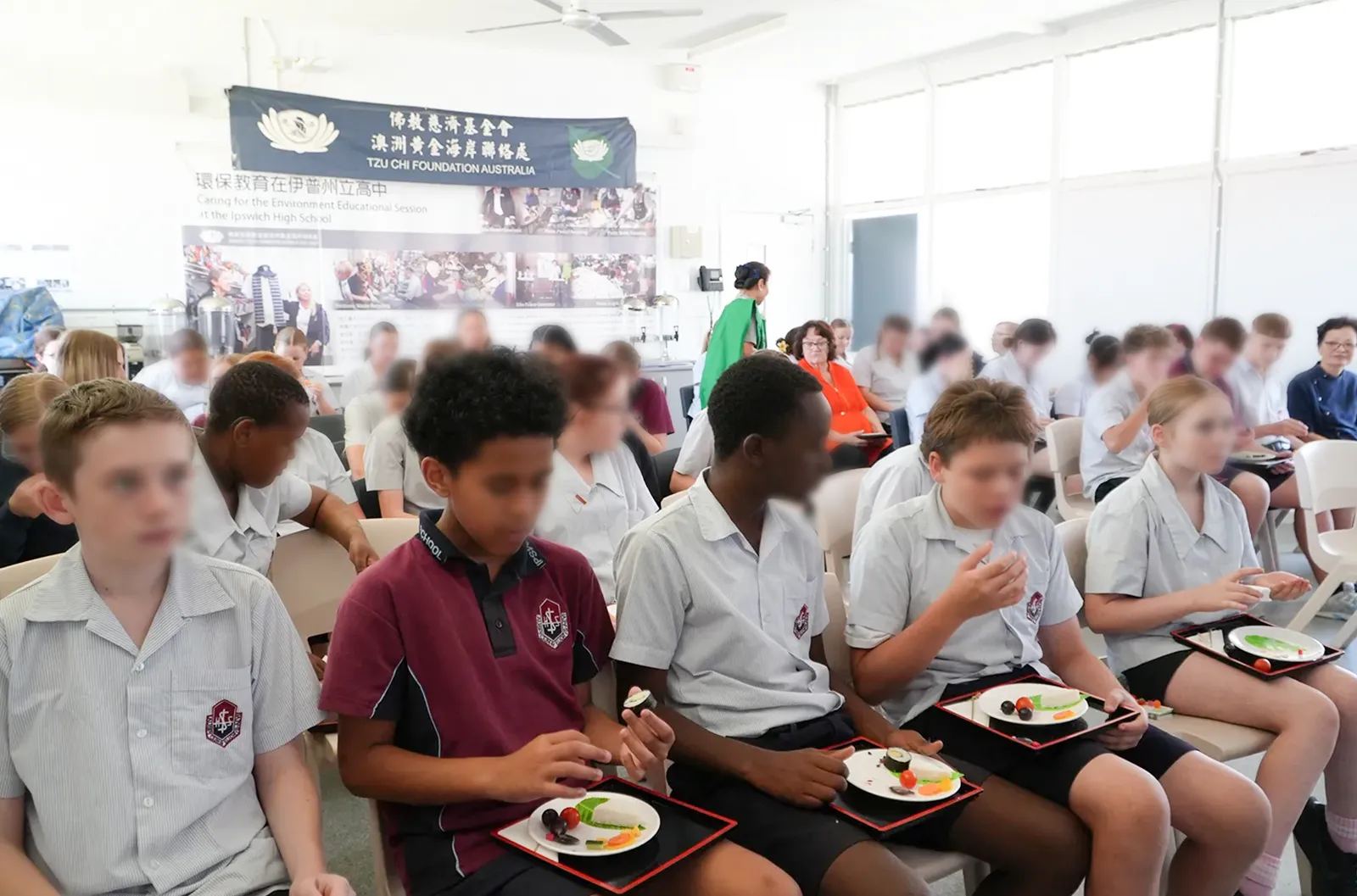 Tzu-Chi-Brisbane-059 Vegetarian Education – October 10, 2025 – High School Students Tasting and Enjoying Vegetarian Sushi (Photo by Hoomie Hung)