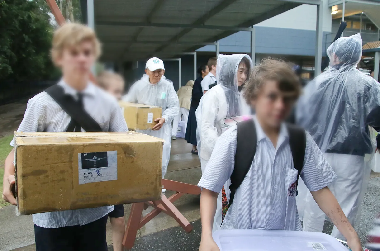 Tzu-Chi-Brisbane-061 Vegetarian Education – Students Assisting Volunteers with Equipment Handling (Photo by Ming-Te Hung)