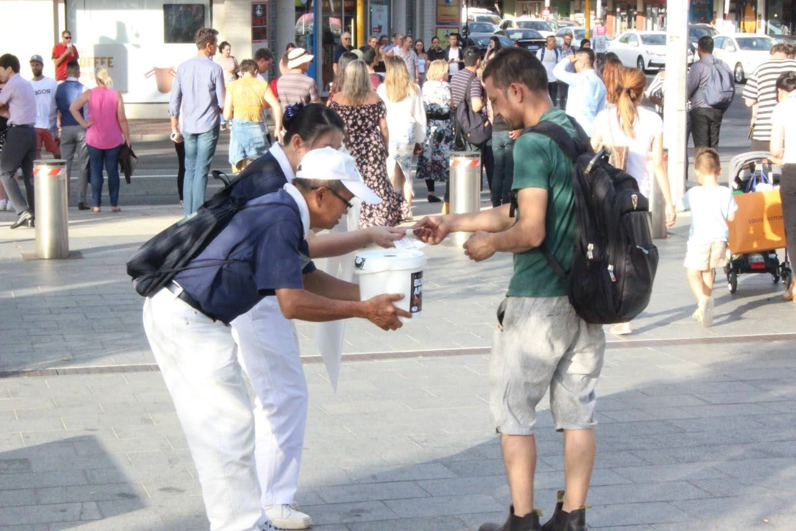 Tzu Chi Integrative Community Health and Wellness Centre - Many members of the public took out their wallets and responded to the Australian bushfire street fundraising with concrete action.