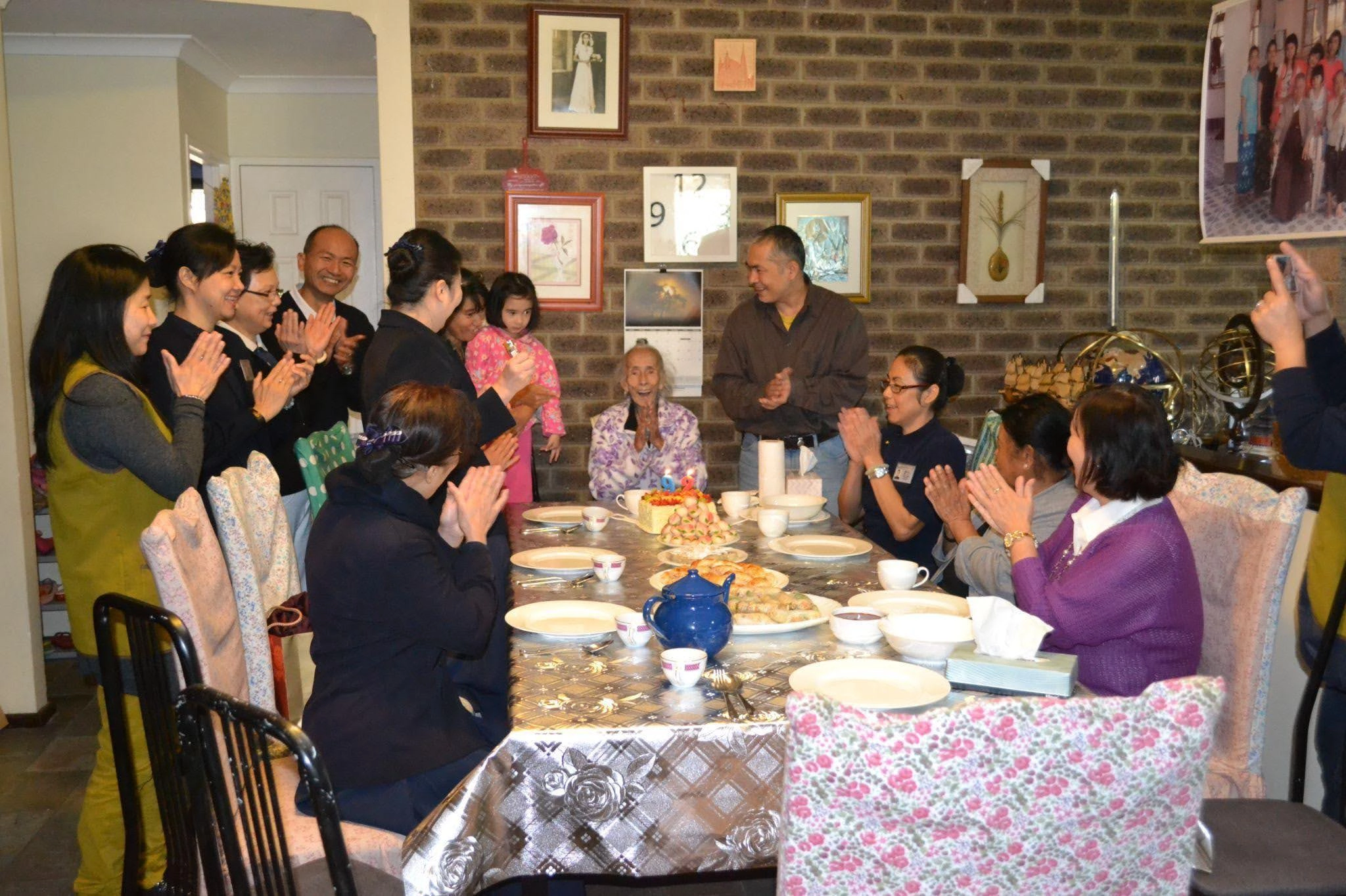 Tzu Chi Integrative Community Health and Wellness Centre - Volunteers visited Mrs. Weng’s home to celebrate her birthday