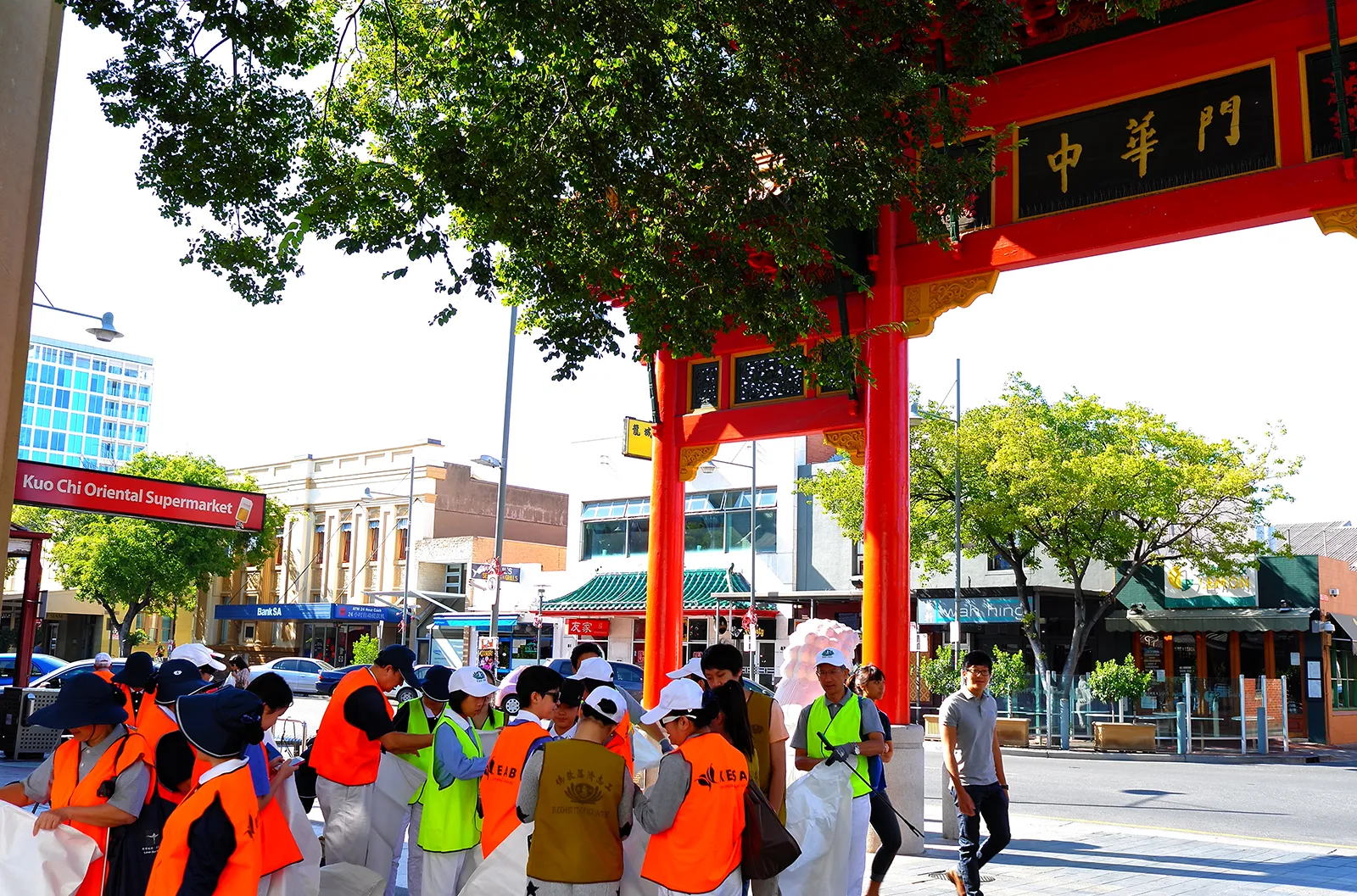 Adelaide - Street-Cleaning Program - Tzu Chi volunteers spare no effort to clean the cigarette butts and garbage around Chinatown. Street-Cleaning Program - Tzu Chi volunteers spare no effort to clean the cigarette butts and garbage around Chinatown