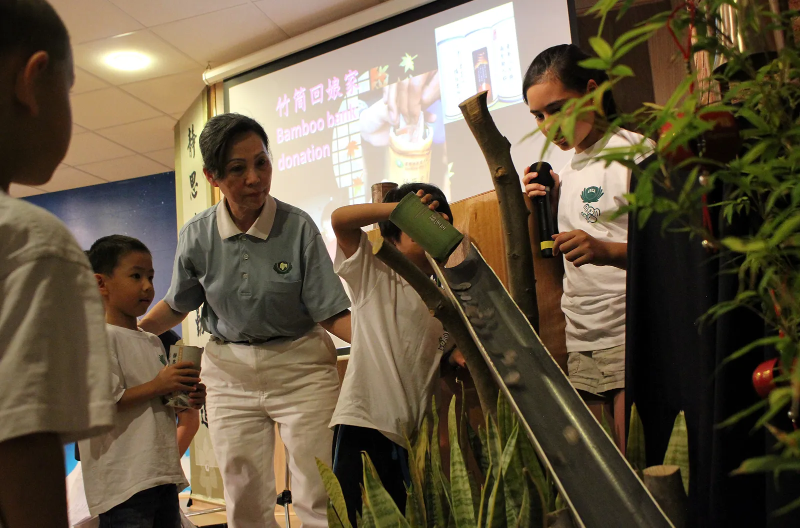 Tzu Chi Academy - Students eagerly poured the love saved in their bamboo banks into the sea of merit
