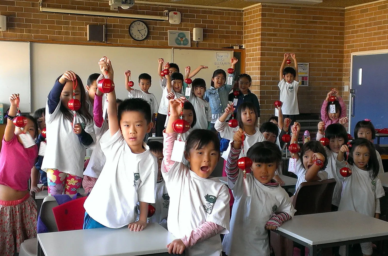 Tzu Chi Academy - Students in the beginner class happily held up the little red lantern Mother’s Day gifts