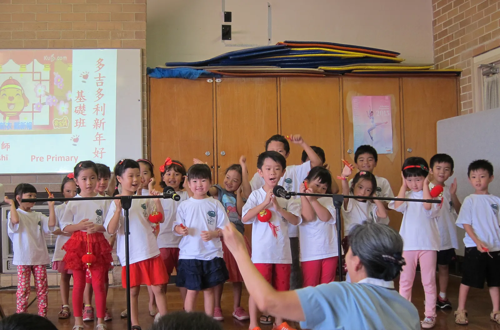 Tzu Chi Academy - Teacher Zhang Ming-su leads beginning students in performing “Duoji Duoli Happy New Year
