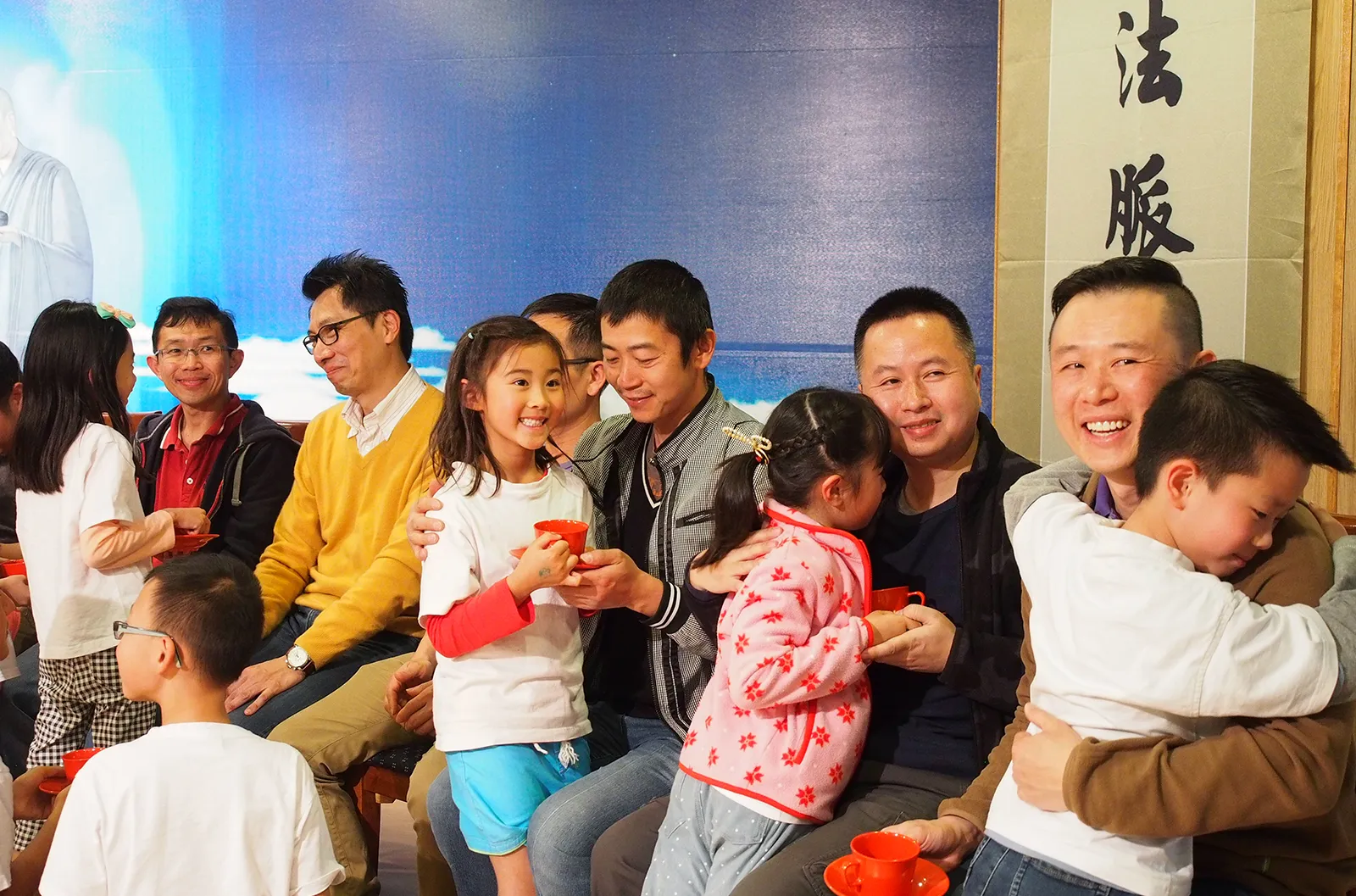 Tzu Chi Academy - When fathers received the tea and met their children’s eyes, a warm sense of paternal love quietly spread