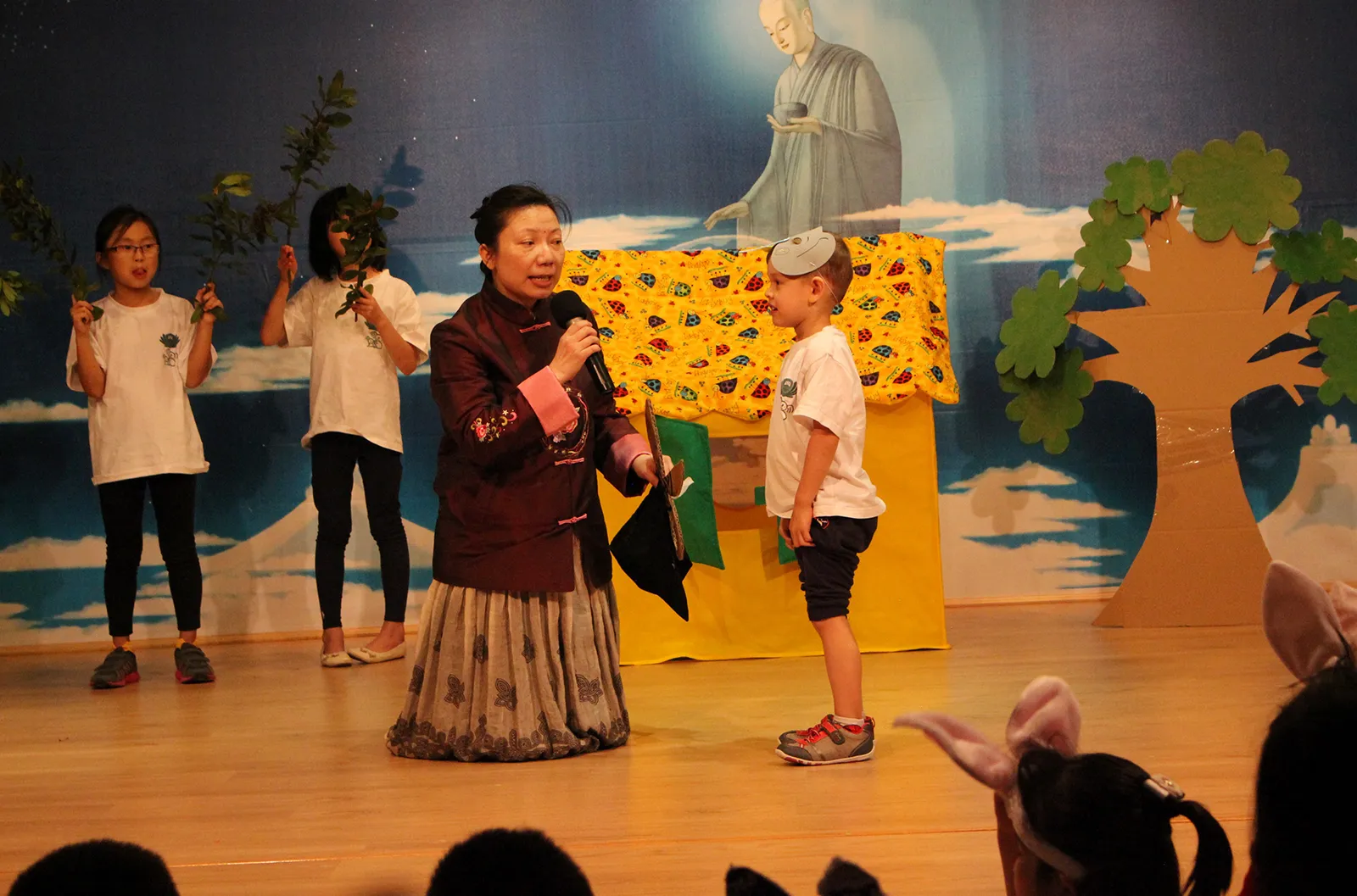 Tzu Chi Academy - children’s class and Year 2 jointly performed the play “Grandma Moon.”