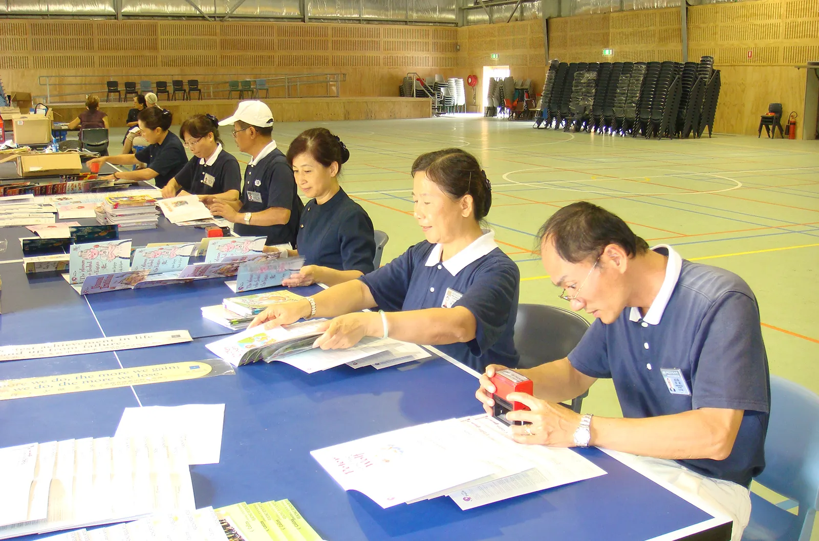 dentalwebsite -Disaster Relief – January 22, 2011 – January 25, 2011 – 2011 – Volunteers Delivering Books and Stamping Tzu Chi Seals at Brassall State School (Photo by Betty Chen) Disaster Relief – January 22, 2011 – January 25, 2011 – 2011 – Volunteers Delivering Books and Stamping Tzu Chi Seals at Brassall State School (Photo by Betty Chen)