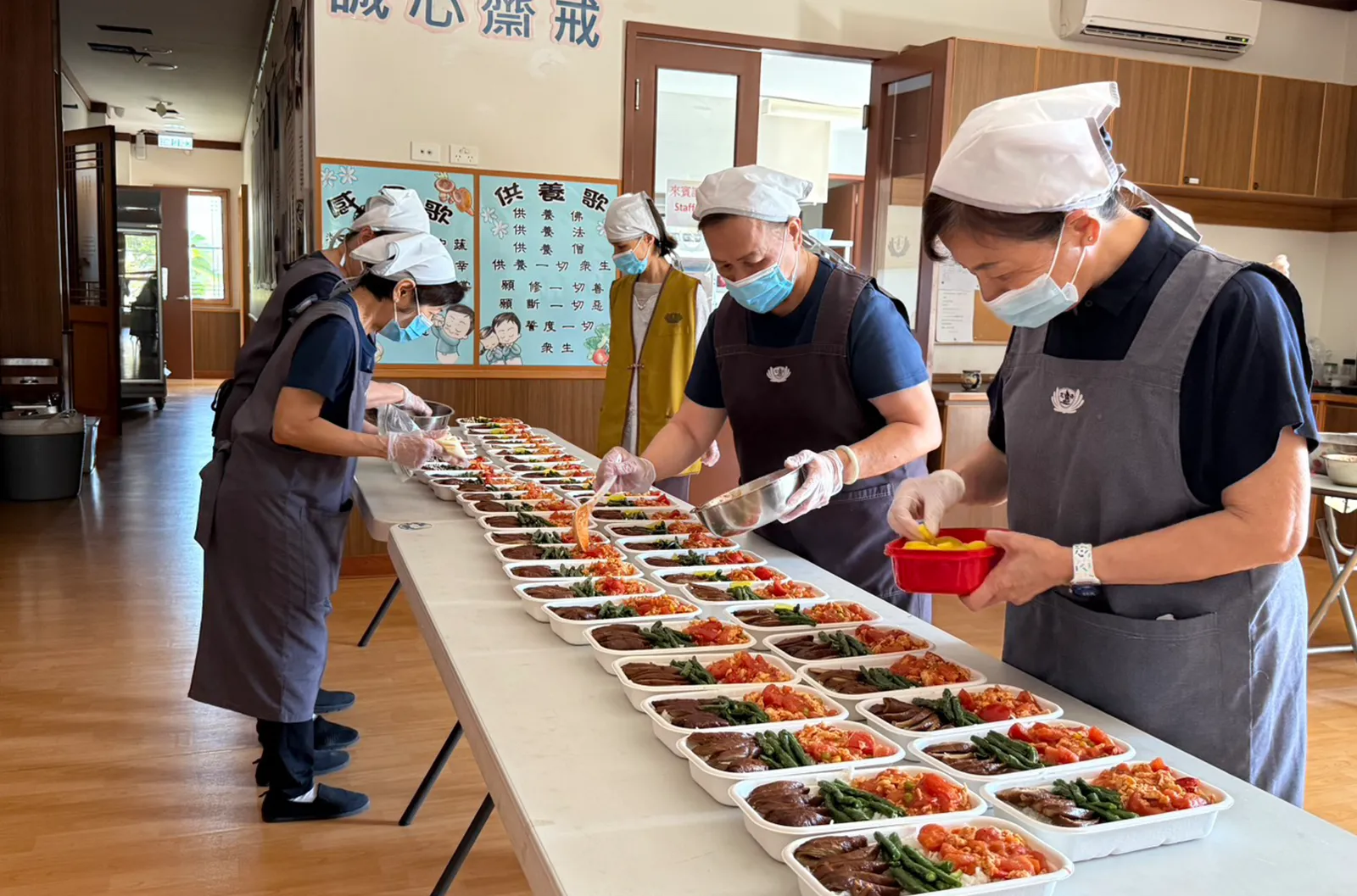 Environmental Protection – Vegetarian Lunch Box Delivery to Hospitals and Police Stations (Photo by Celia Wu)